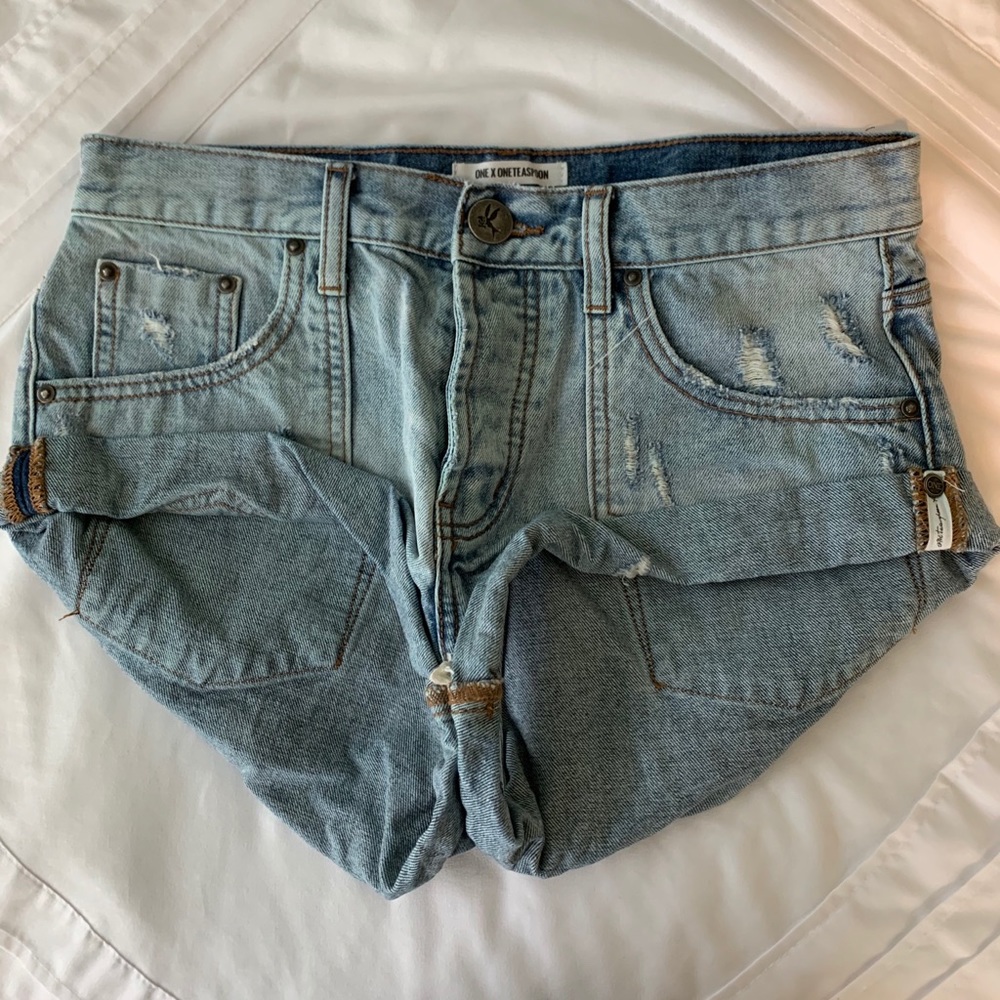 ONE X TEASPOON Light wash denim shorts w/ pockets